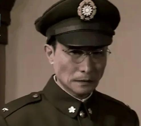 图1一2是巩汉林《黎明前的抉择》里扮演的军统局少将处长“叶公瑾”，一看就想起《东