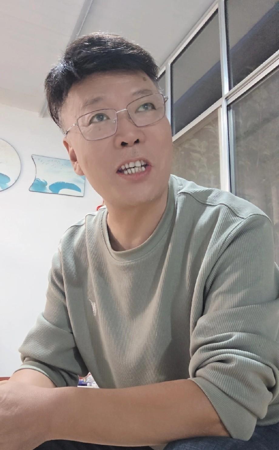 你知道自己为什么痛苦吗？
很多人痛苦的根源，是让理想中的自己，绑架了现实中的自己