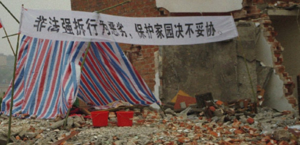 贵州长顺，男子自建的房屋面临拆迁，可男子的房子却被认定为违建，不能补偿。男子认为