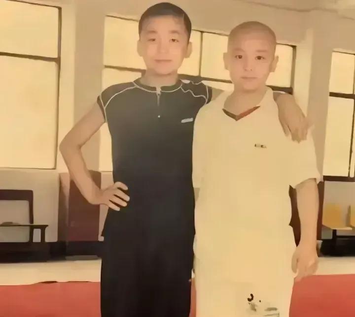 看到8岁释小龙和14岁王宝强的合影挺感慨的。两人都是从少林寺走出来的，释小龙当时