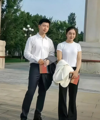 马龙和陈梦合影！我发现2个很有趣的现象[玫瑰]

1、大家发现没，马龙36岁，陈
