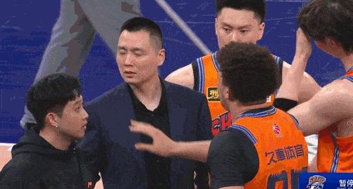 小胖洛夫顿多次拒绝被换下场，确实是非常渴望这场胜利，可惜最终还是被换下去了，没能