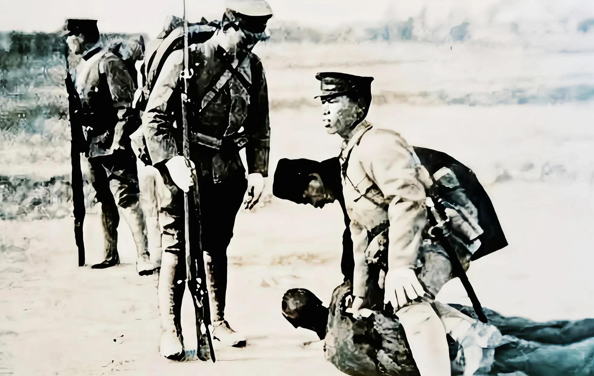 1941年寒冬，在东北哈尔滨，他将十几个同胞的双手砍断，扔进松花江冰冷的窟窿。