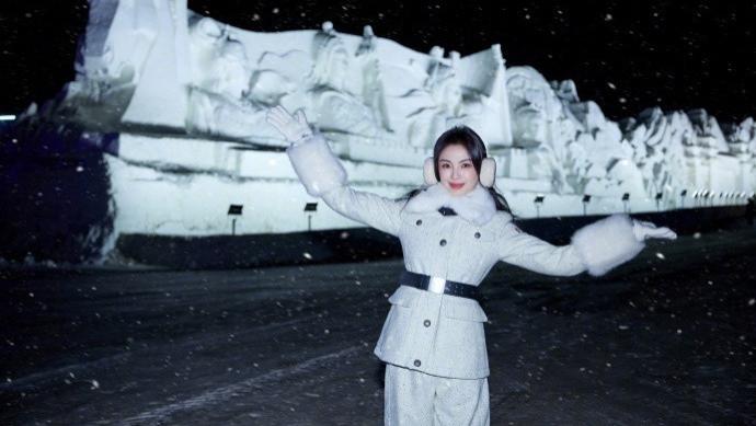 冰雪世界里，刘涛保暖又时尚的穿搭，谁看了不喊姐姐？