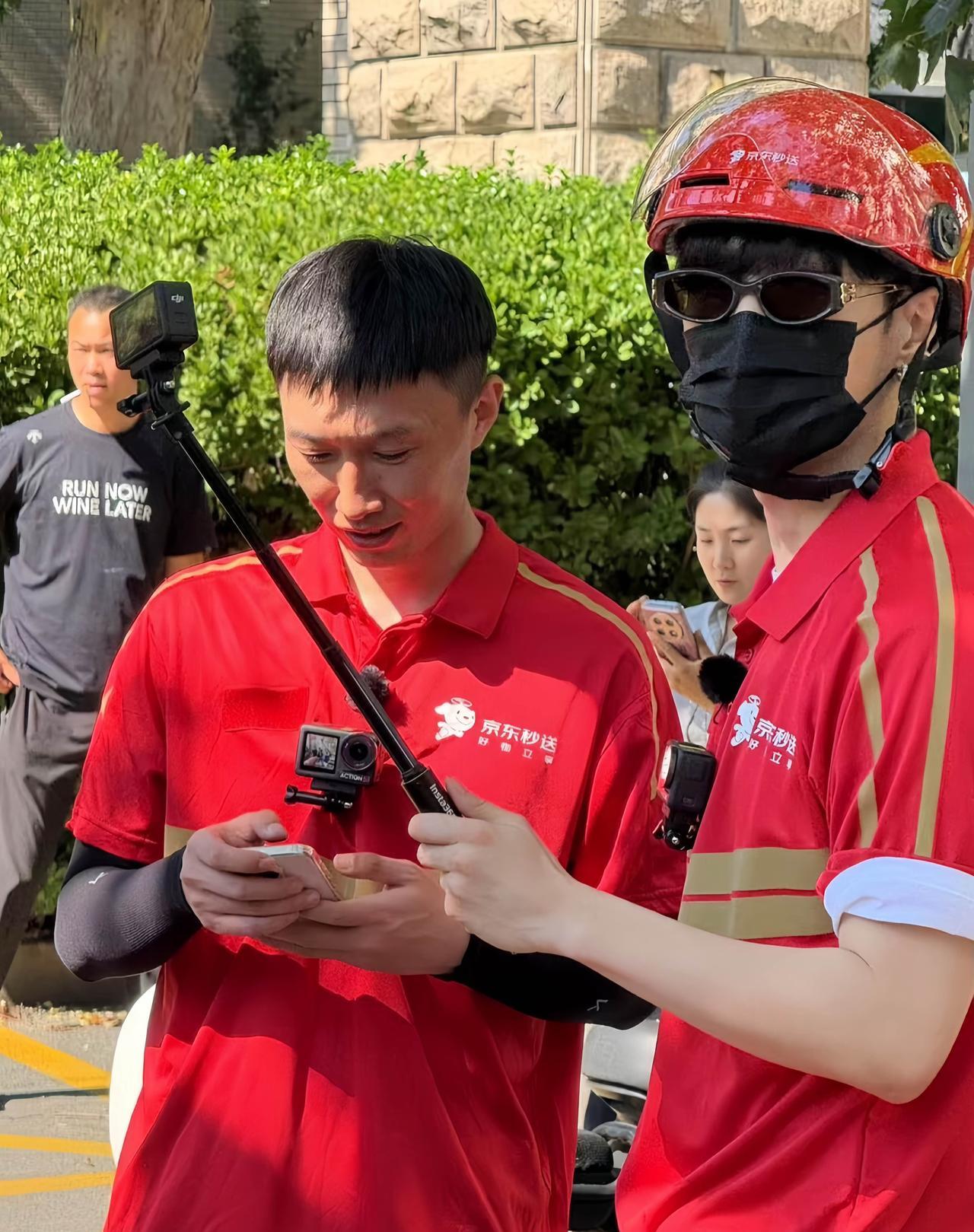 近日，张艺兴送京东外卖的画面，戴着墨镜和口罩都能看出来是大帅哥一枚。
张艺兴送个