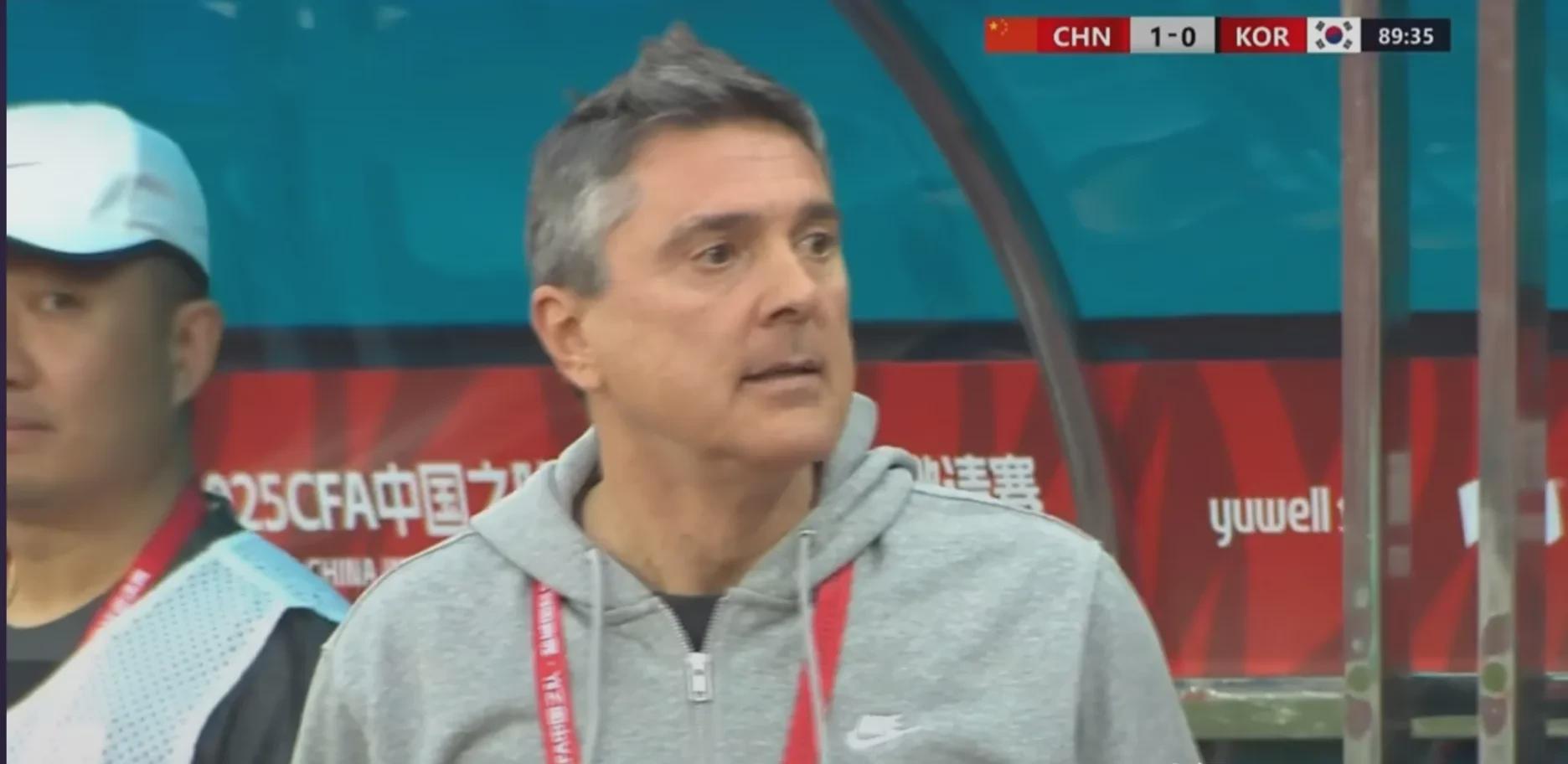 1:0！
好家伙，竟然击败了韩国队！
比赛临近结束，中国队获得角球，22号彭