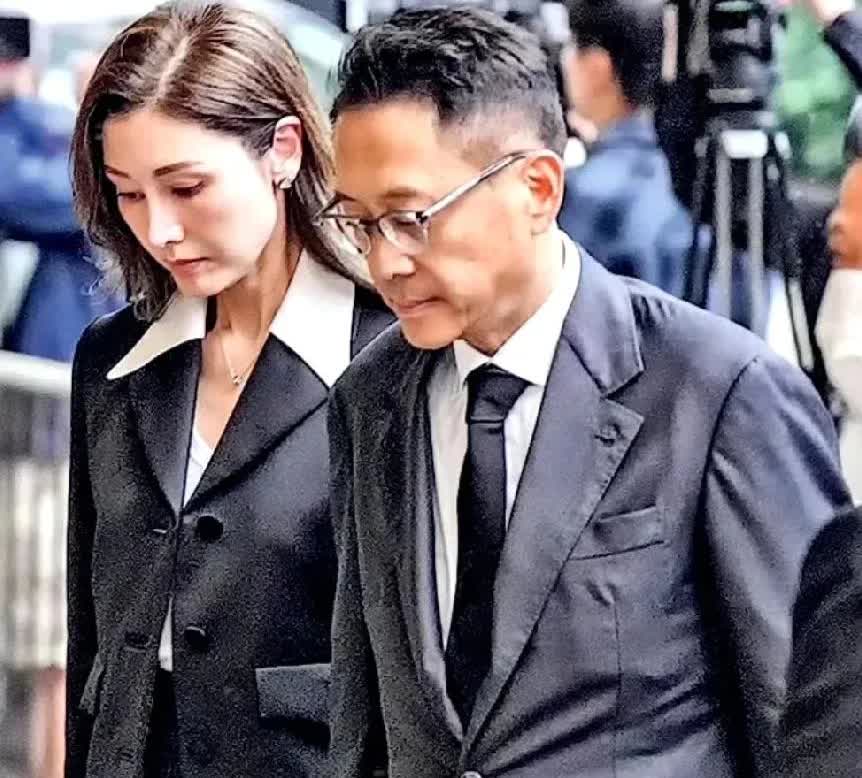 看来许晋亨和李嘉欣那每月200万港币的生活费，似乎还真有点捉襟见肘呢。
 
