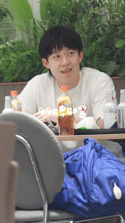 王楚钦韩国机场吃饭被认出！
在韩国仁川机场转机的头头跟头头甜甜在吃饭，有位妈妈不
