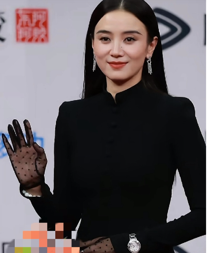 宋佳真是每次出镜都特别得体！而且还很高级！这样穿最好看。既显身材大方又得体。不像