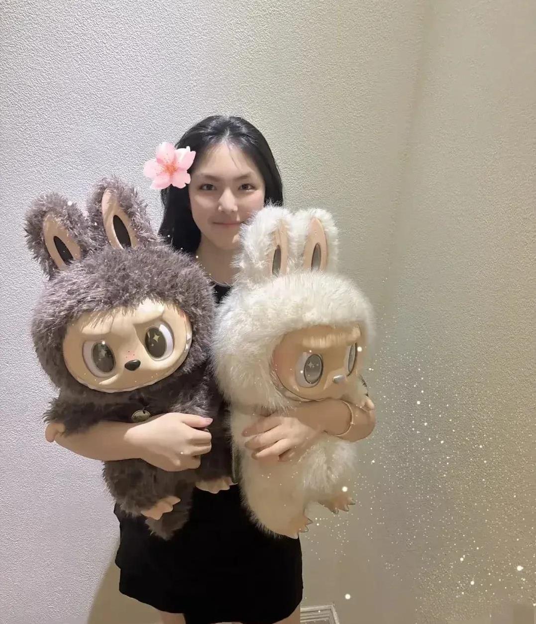 李湘就是牛
王诗龄抱着的
是多少人买都买不到的
人家带着闺女
去总部参观啦
不服