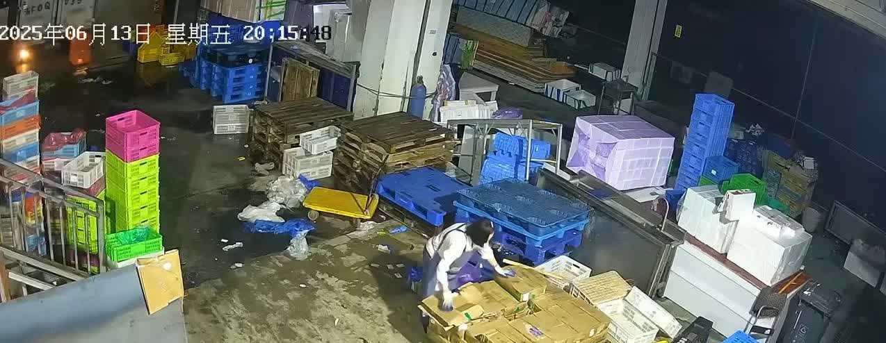 惊出一身冷汗！6月13日晚上8点多，浙江杭州正易上塘春苑，一女子正专心整理货物，