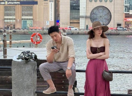网友在迪拜偶遇钟楚曦和侯雯元。
俊男靓女确实养眼。自从两人公开后，大大方方谈恋爱