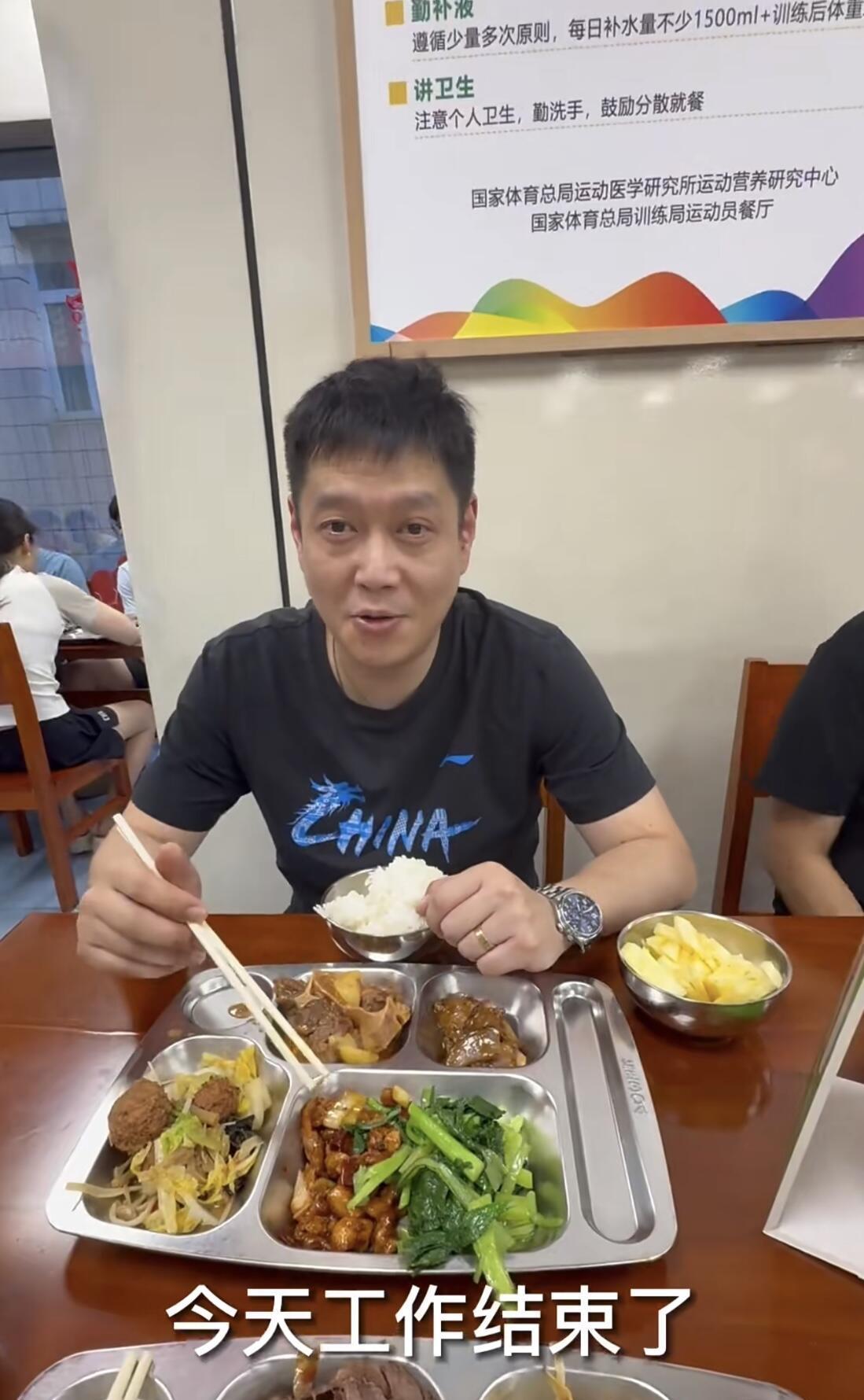 邱贻可的工作餐，肉和菜吃的很健康，邱指导会搭配！
看起来不错，很丰盛，营养均衡，