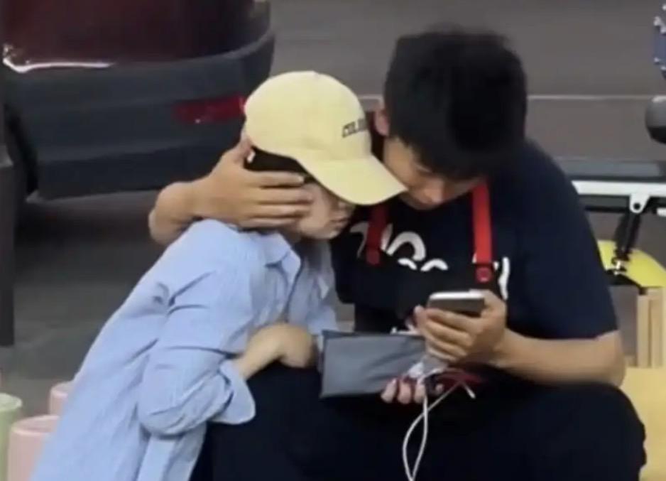 大专男生背井离乡，来到女友读研城市开面馆事件，为何会引来很多网友的质疑呢？其实在
