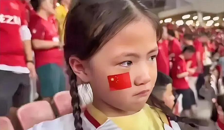 泪目！就因为常州队主场0-4不敌南京队，常州小球迷被气得够呛！小女孩泪眼汪汪，伤