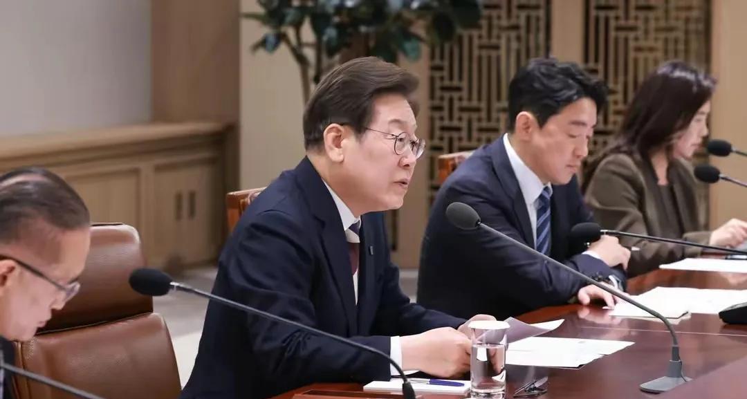 194票！韩国总统就职次日，两把刀已架上脖子
李在明宣誓就任韩国总统的第二天，国