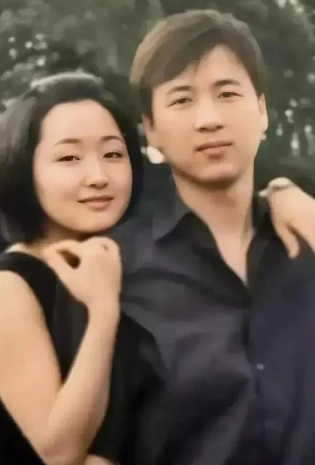 当年的甜歌美女，真是怎么看都漂亮啊！柳叶眉、樱桃嘴、小眼睛、高鼻梁，清纯可人！