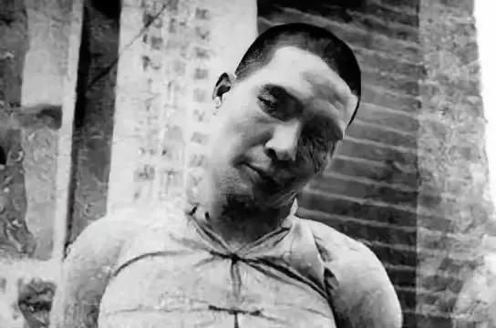 1950年的重庆，晨雾还未完全散去，十八梯的青石板路上已响起此起彼伏的叫卖声。5