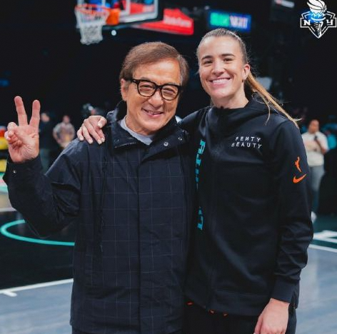 成龙观战WNBA赛事：纽约自由人五连胜登顶，女库里与斯图尔特闪耀