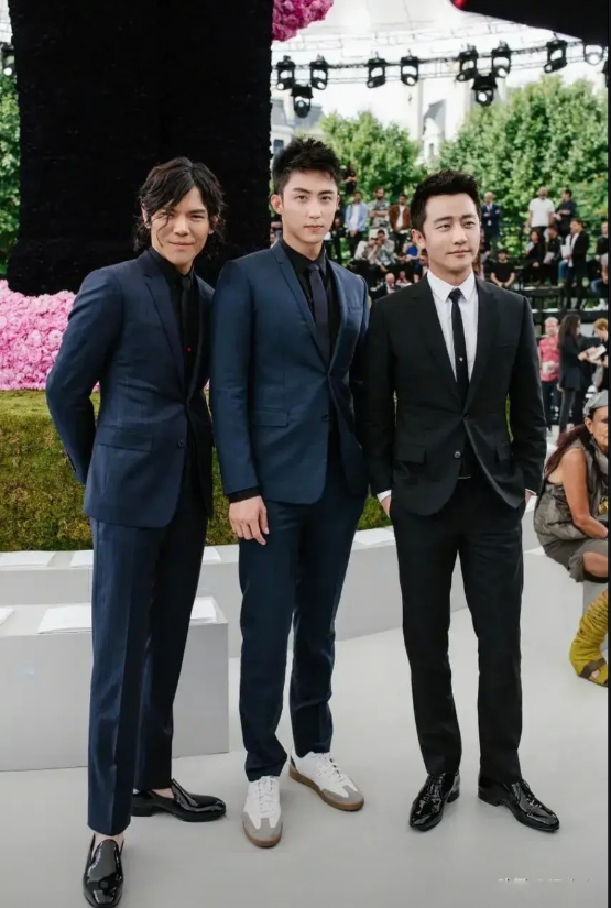 黄轩身高177cm，黄景瑜身高187cm，向佐身高186cm。黄轩在三人当中虽然