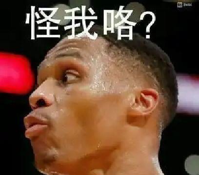 威少被犯规一堆人围起来准备干架，结果当事人直接跑去扣篮了！
掘金对阵活塞的比赛中