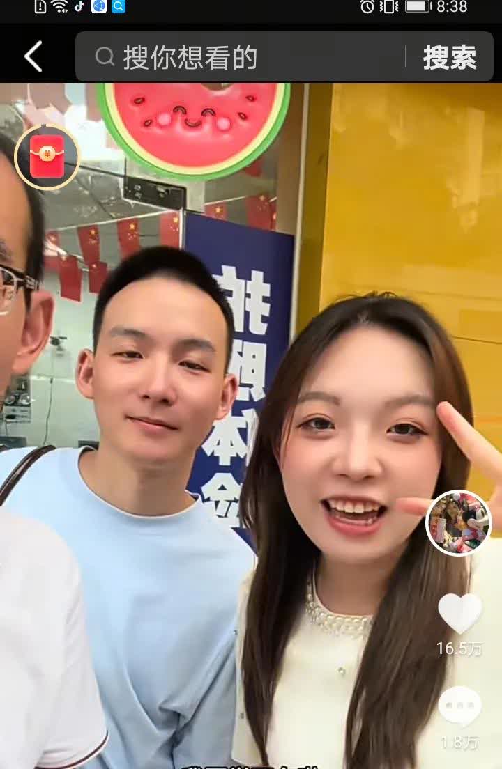 我发现谢大妹自从五月初去北京游玩回来，她的模样与原来不一样了：鼻子变高了，牙齿变