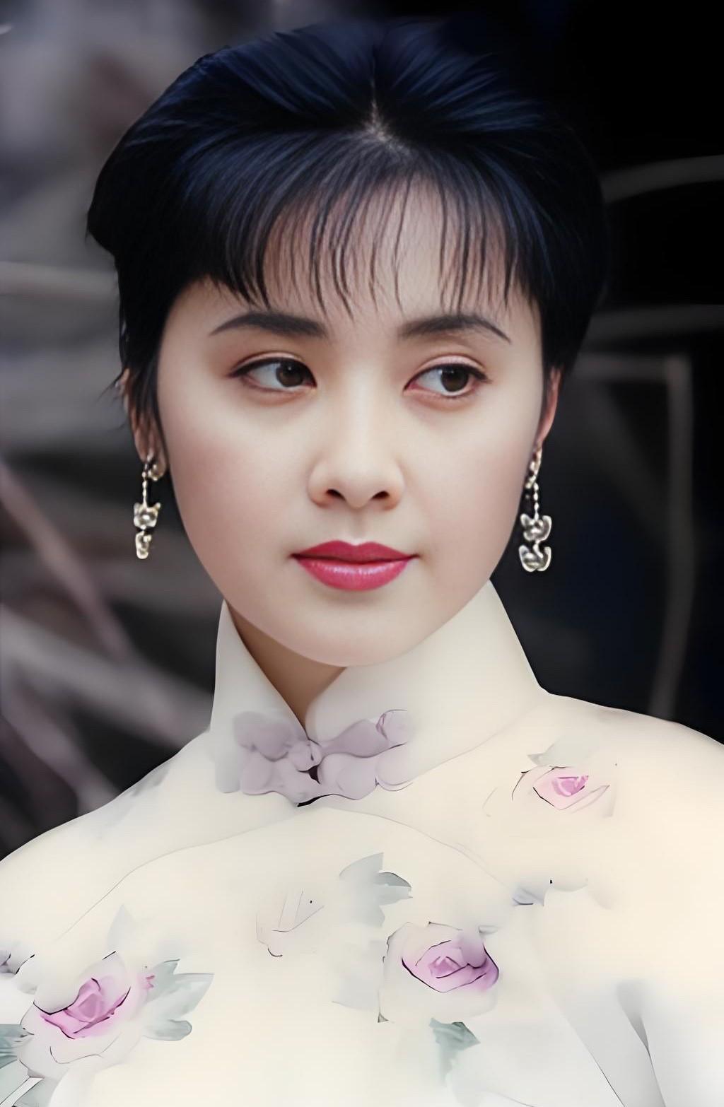 难怪她被称为娱乐圈的第一美女，气质比何晴更高级，颜值比刘亦菲好看，有一种古典的美