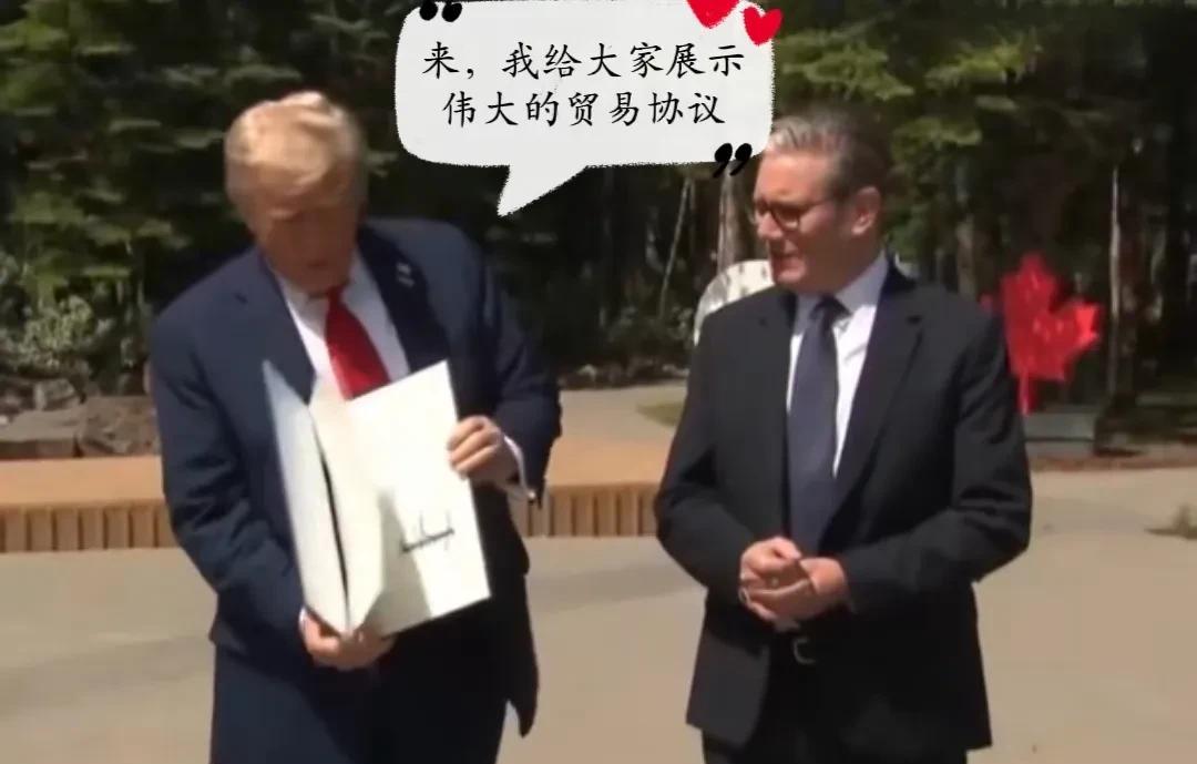 看图说话，特朗普炫耀美英贸易协议现场掉落，英国首相斯塔默忙着往起捡！#特朗普称俄