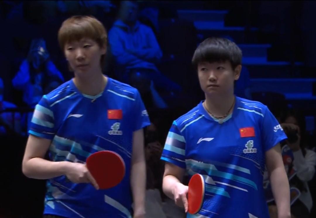 孙颖莎/王曼昱晋级女双八强。
         国乒女双海产姐妹孙颖莎/王曼昱，