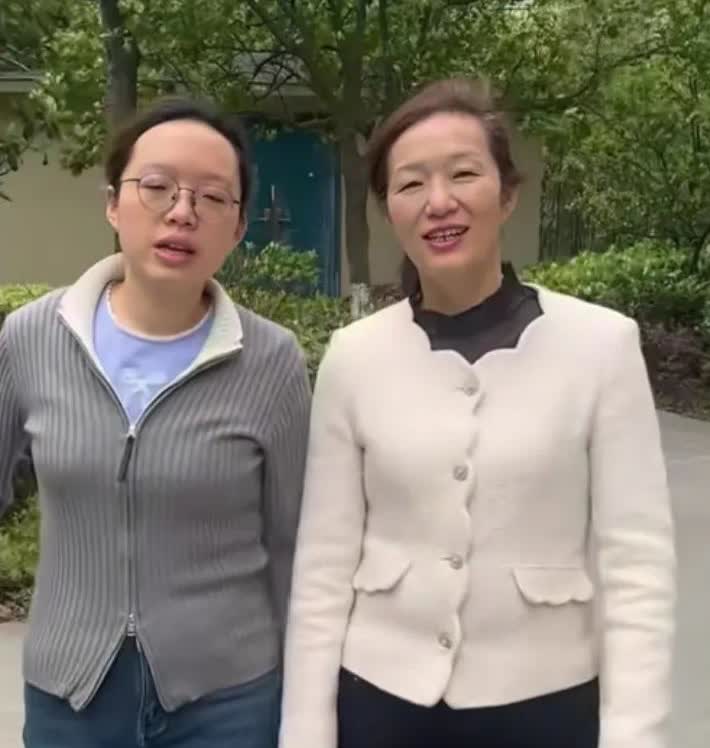 谢大妹学开车这事还挺有看头。都 21 岁快大学毕业的深圳富豪家千金，居然还没摸过