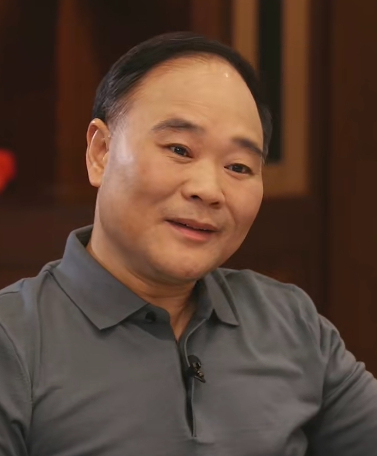 李书福感到很委屈，他在23号的直播中表示，好多车企都跑到吉利汽车来挖人，自己好不