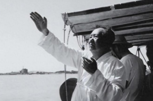 解放战争时期，毛主席来到黄河沿岸视察，但正想着跳下去痛快地游一趟时，却被众人拦住