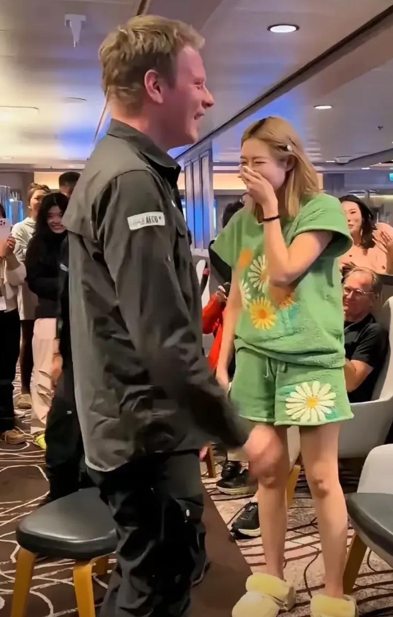 有个挪威小伙把和自己约会一次的机会拿出来拍卖，起拍价是10欧元。最后有个中国姑娘