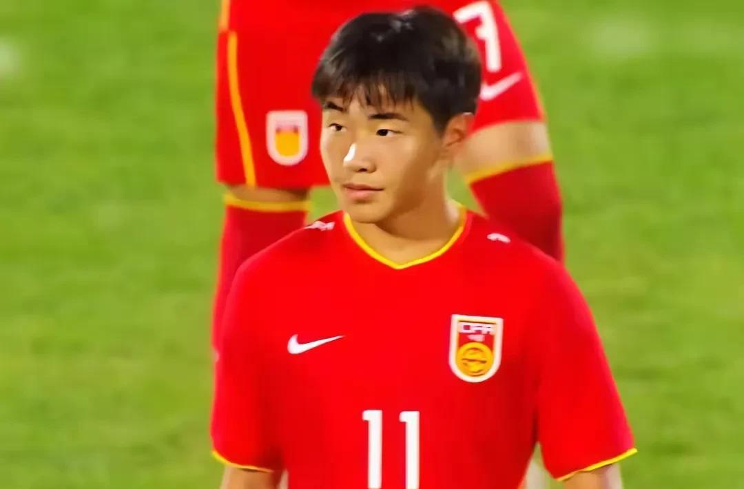 U16国足开赛第2分钟就梦幻般的进球了，开赛1分钟国少左路密切配合，何思凡下底传