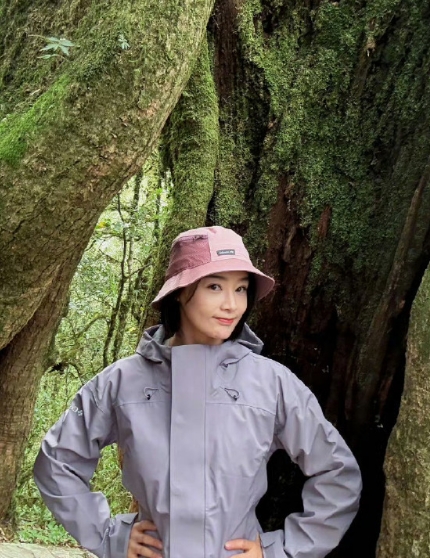 袁姗姗在哀牢山拍戏，晒照显秘境之美。她遇蚂蝗爬腿，拍摄充满挑战，恐怖片氛围拉满，