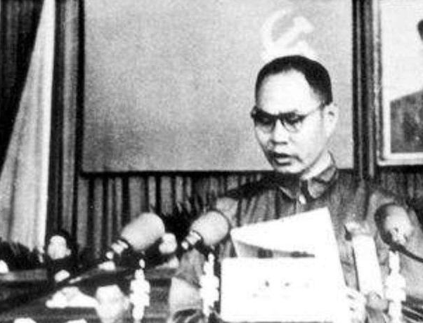 1937年12月，南京沦陷，熊向晖在前往武汉的火车上，一名女子突然问他：“服务团