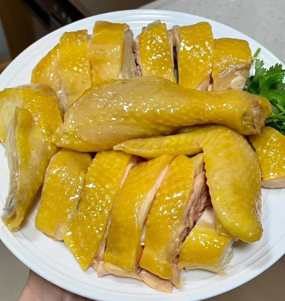 就在昨天，白切鸡又火了！
说到白切鸡，广东人最有发言权，其他省份做出来的白切鸡基