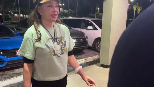 74岁刘晓庆在美国吃夜宵，戴二指宽玉镯好醒目，吊坠厚度也少见
