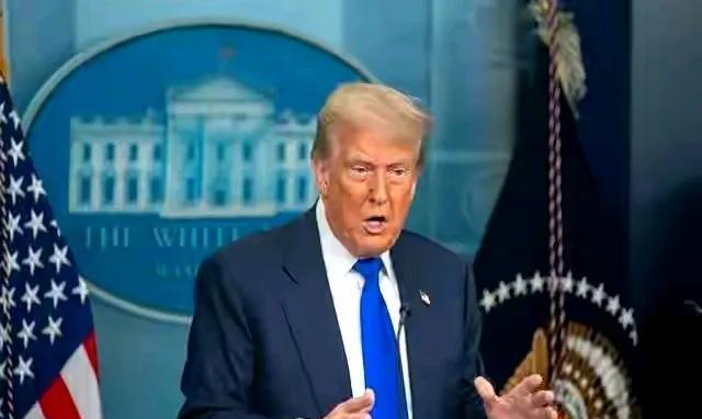 美国政治就像一场大戏，特朗普和奥巴马之间的纠葛更是精彩。
特朗普想通过给奥巴马扣