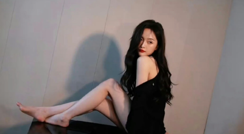 吴宣仪的一抹红唇搭配黑色吊带妆造，这小性感的妆造，超nice的