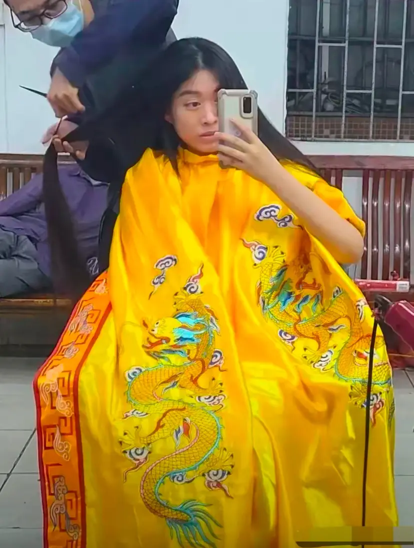 剪个头直接黄袍加身了！
