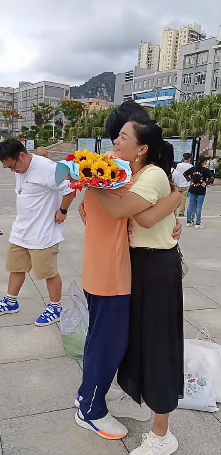 这是我大儿子二三年高考出来和我的拥抱，这样不尴尬吧