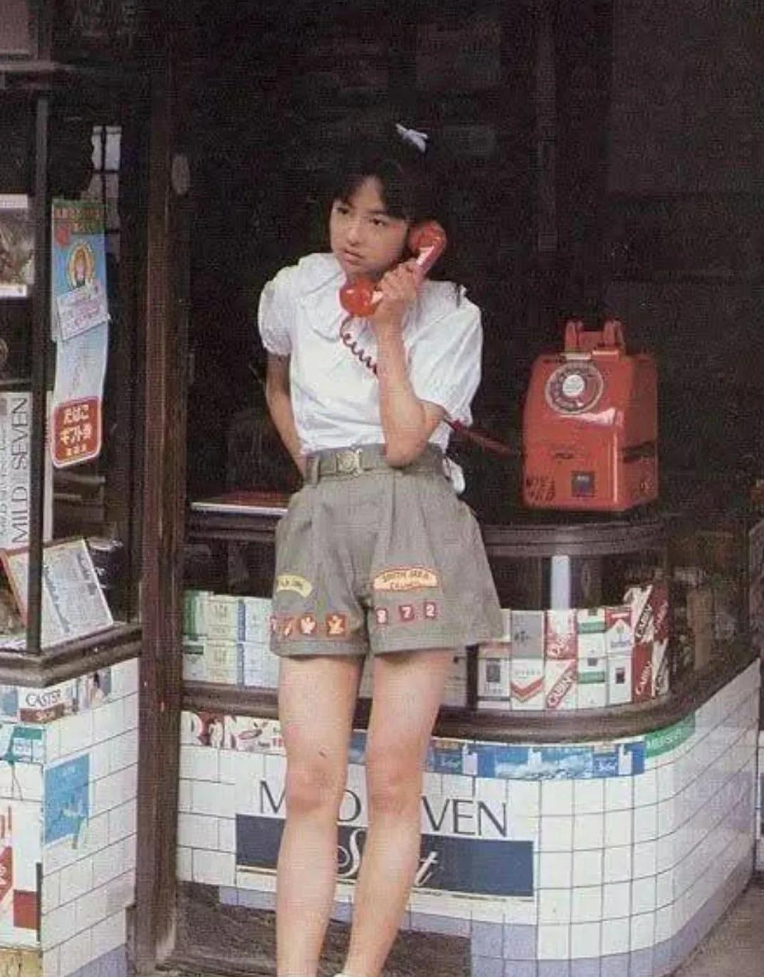 1987年前后，昭和街头的红色公共电话与少女。
照片拍摄于1987年前后，一名少
