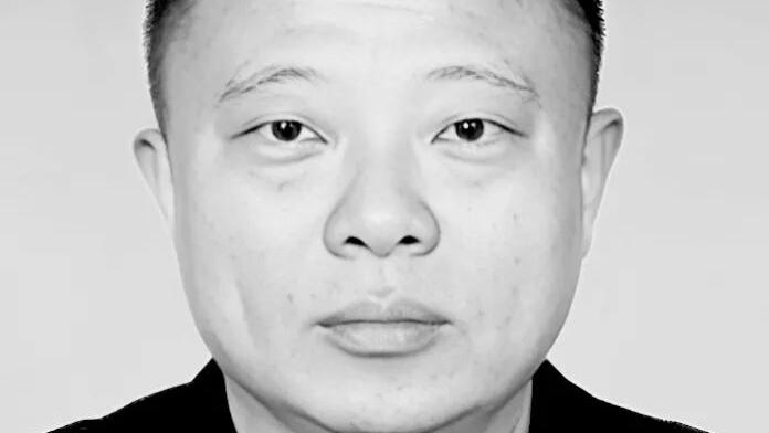 区公安分局局长在值班期间突发疾病，不幸因公殉职