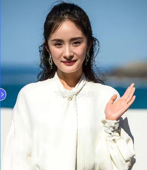 这哪是20多岁的年轻女明星？分明是早就看透娱乐圈生存法则的“大魔王”。对比现在明