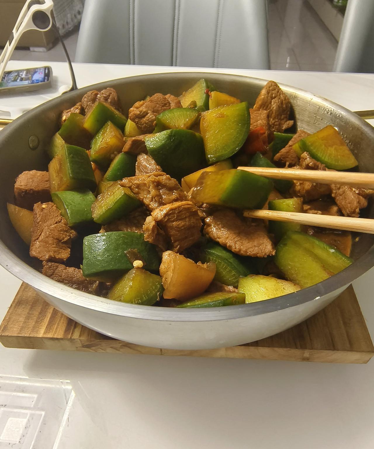  夫妻是战友，不是对手！
年轻时谈情说爱，中年后并肩作战。
家不是讲理的地方，是