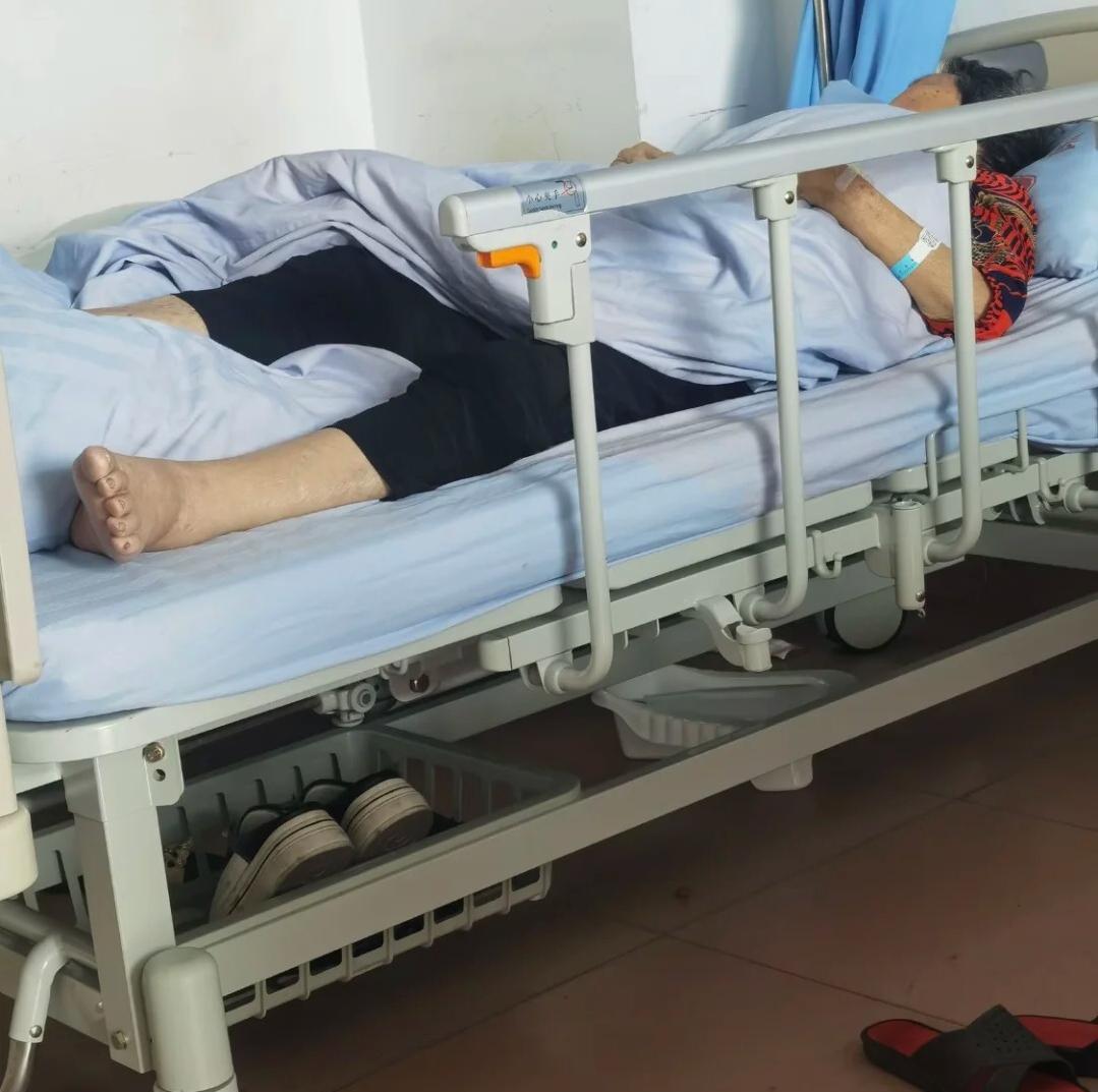 普通收入的家庭真不要做什么全职，
婆婆车祸住院需要照顾，
老公没有强硬只是说你不