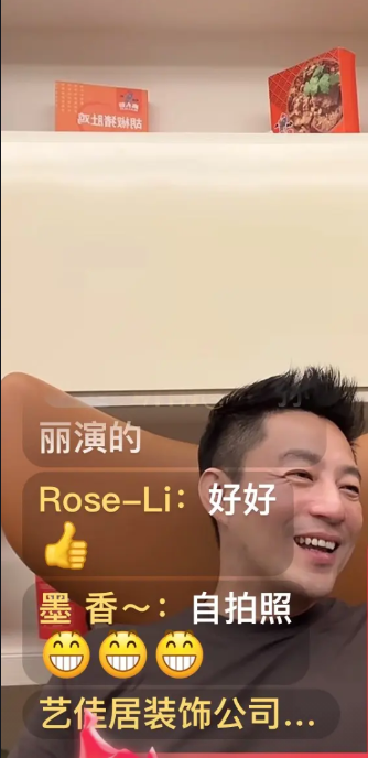 玥儿回家就来到爸爸身边，给爸爸看自己买的东西。
汪让玥儿去休息，她不走，就陪在爸