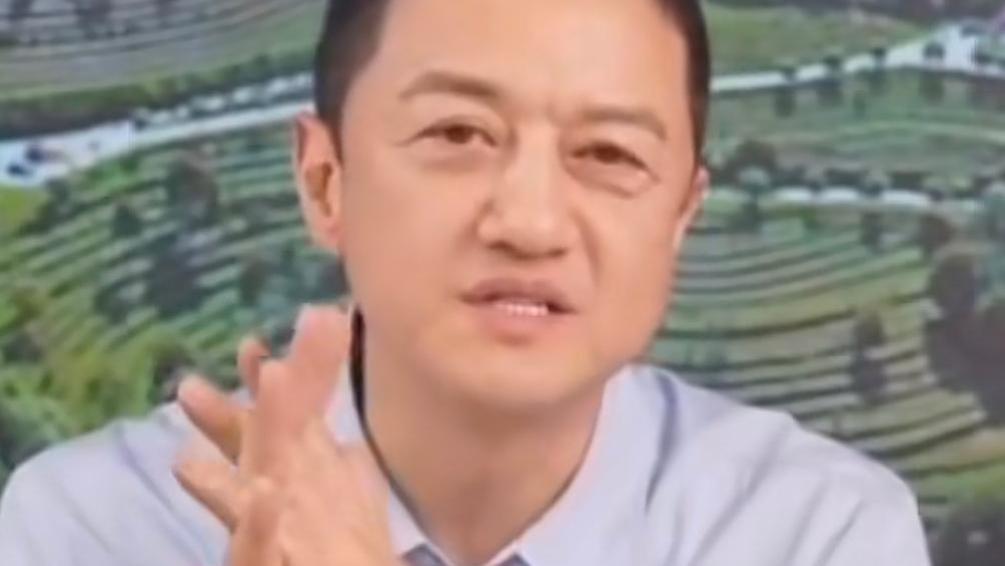 父女情深，离婚后李亚鹏还债路孤身前行，此时大女儿李嫣力挺老爸