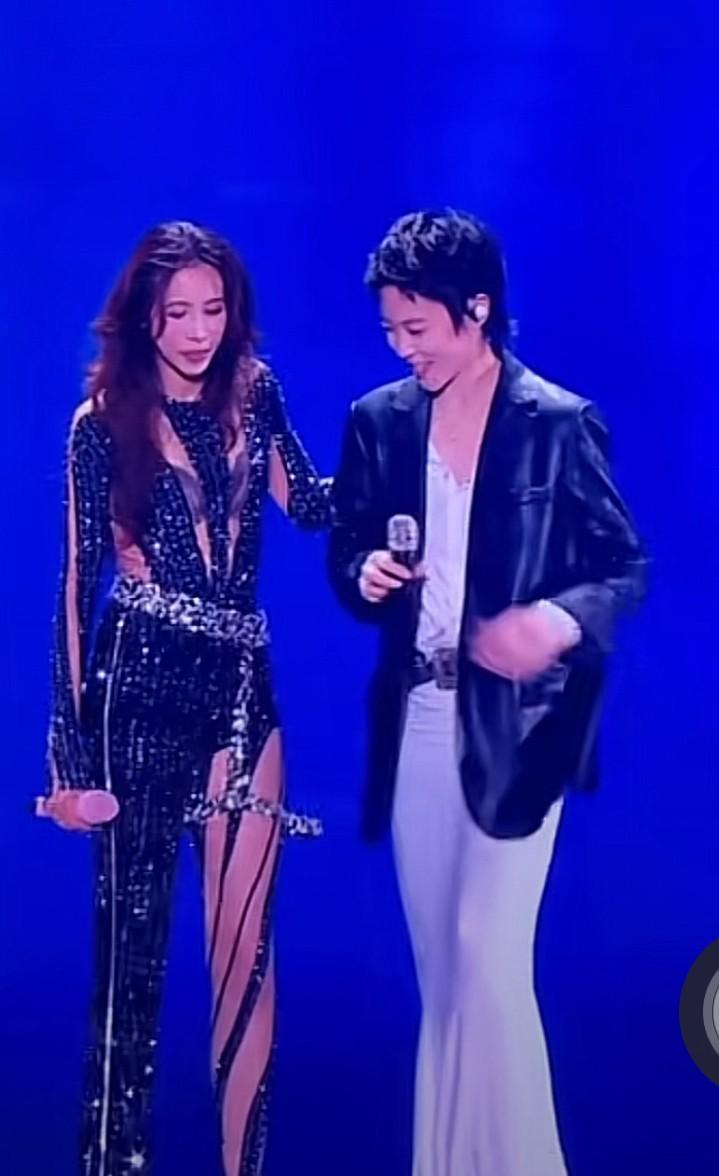 55岁的莫文蔚跟王菲的女儿窦靖童站在一起，也没什么年龄感么！